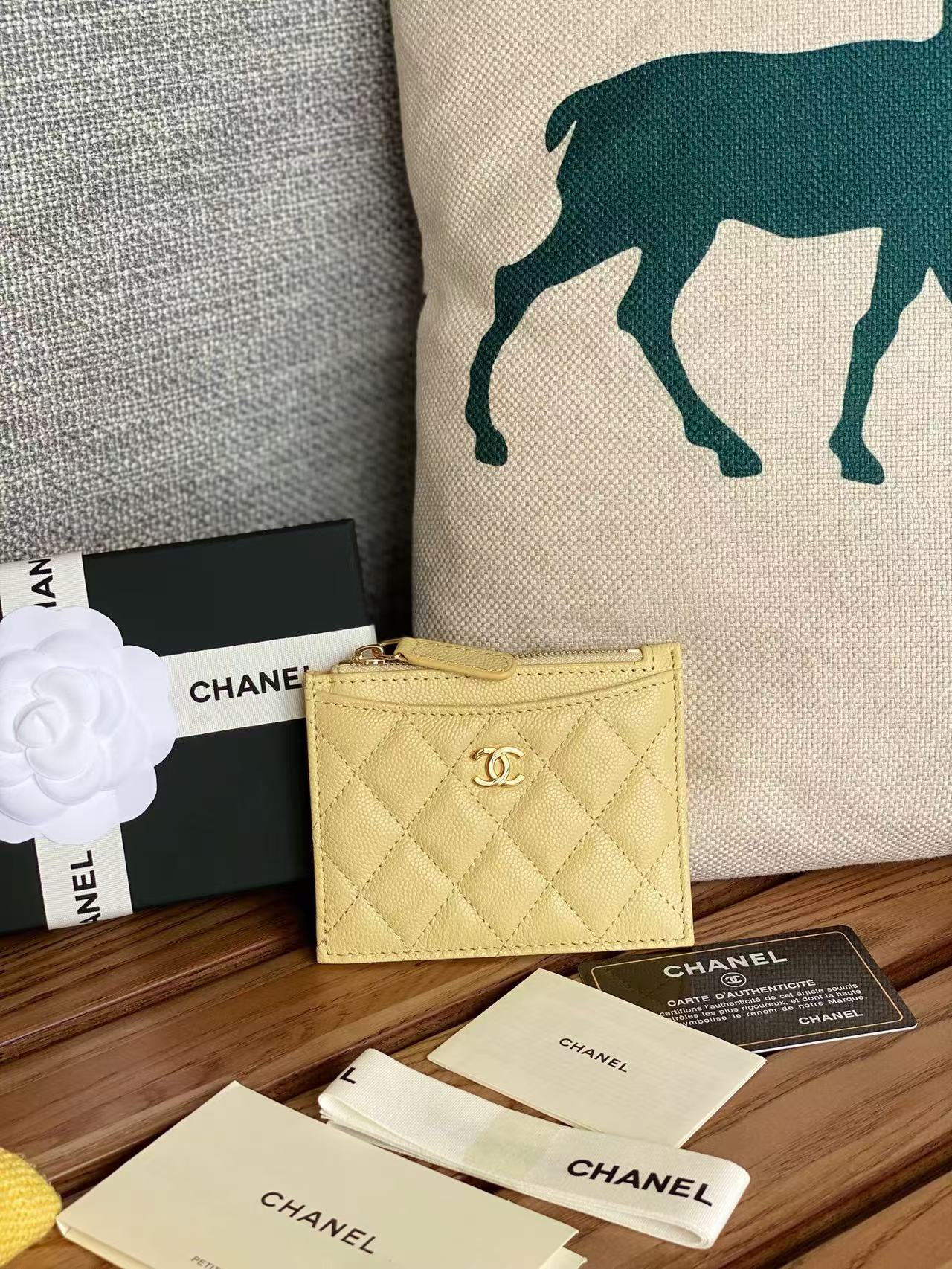 Single pull card bag