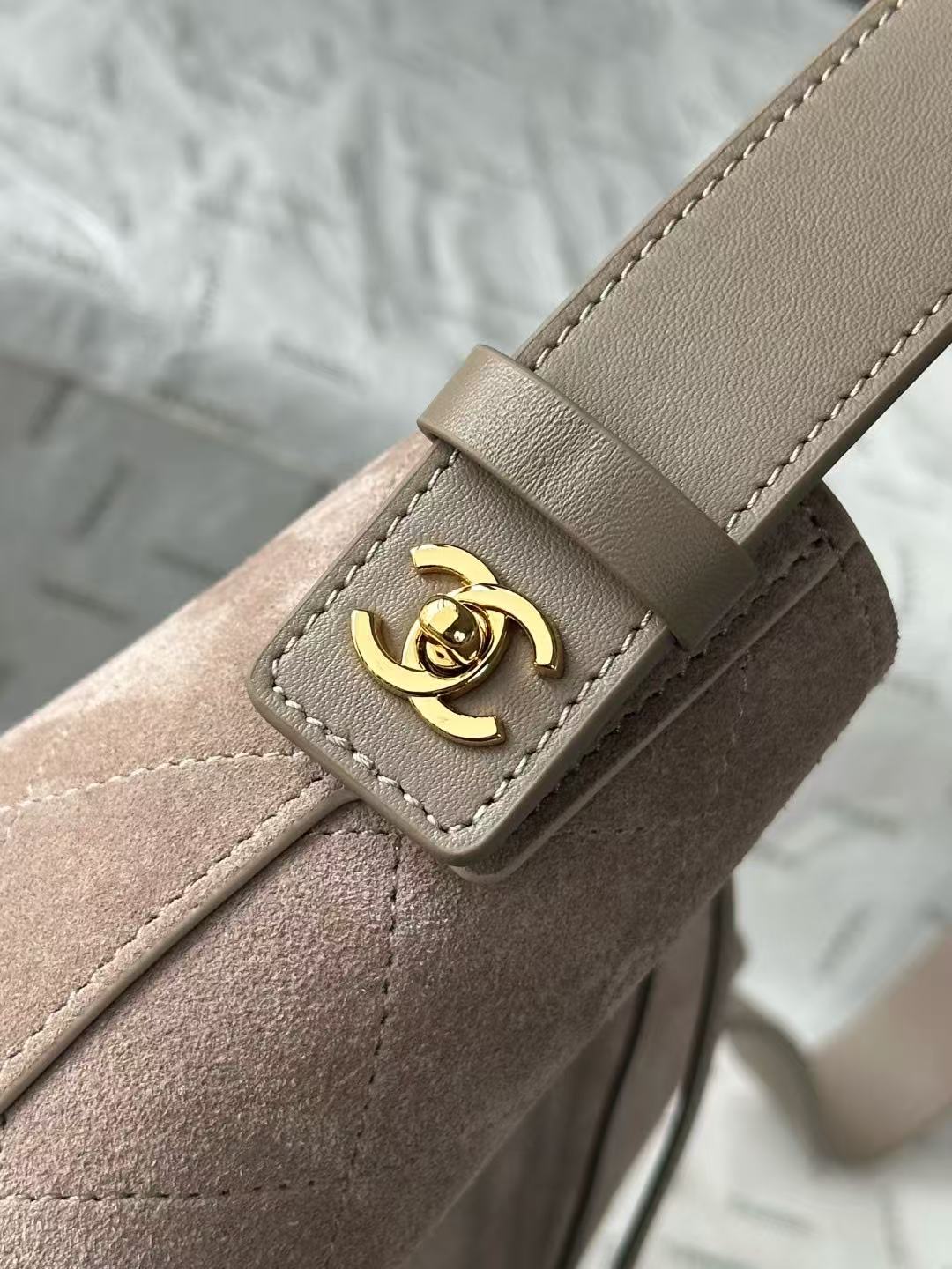 26S wide shoulder strap handbag