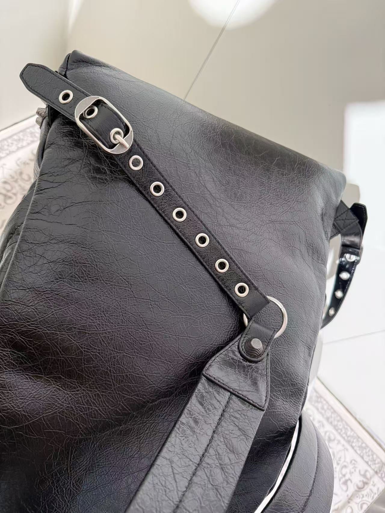 Graffiti rivet schoolbag