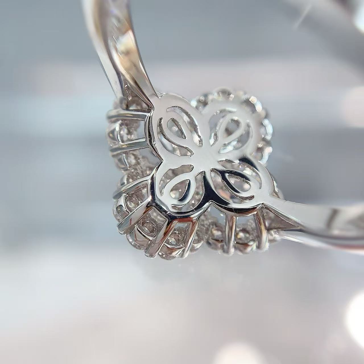 Harr*y Winsto*n Harry Winston Loop Clover Ring