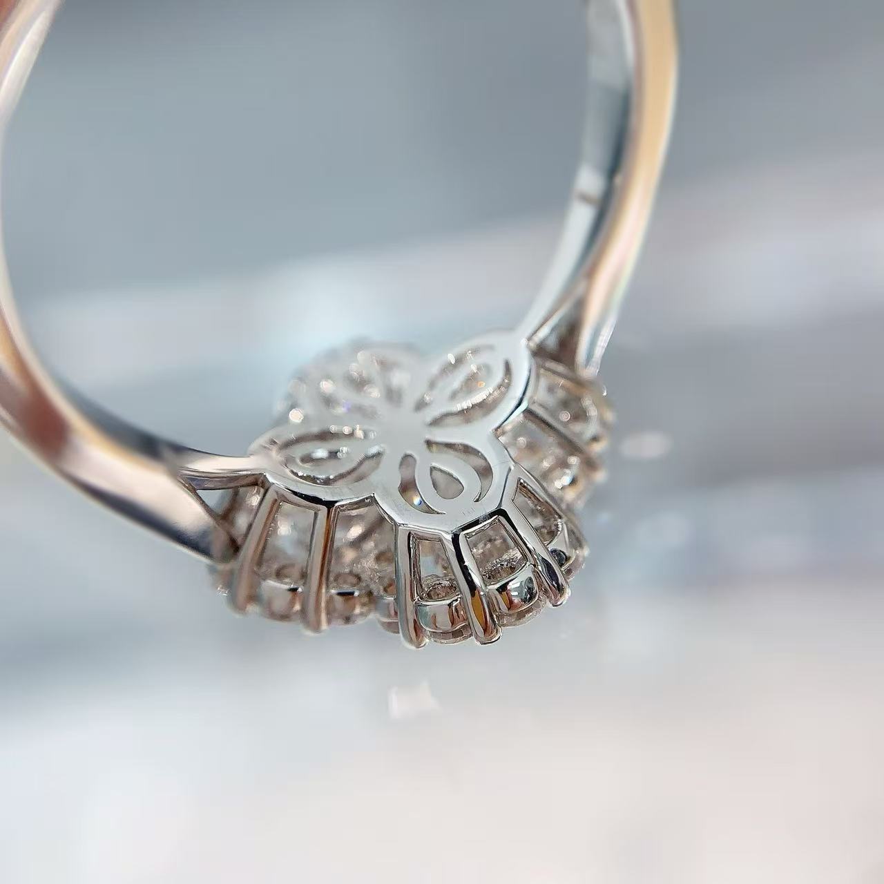 Harr*y Winsto*n Harry Winston Loop Clover Ring