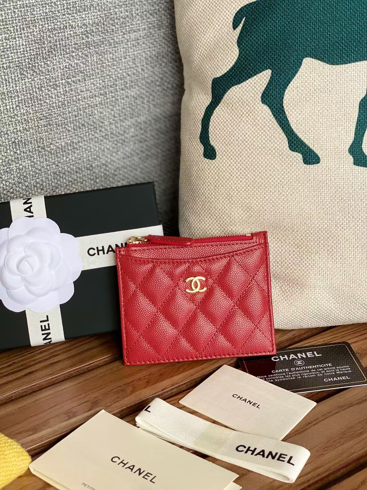 Single pull card bag