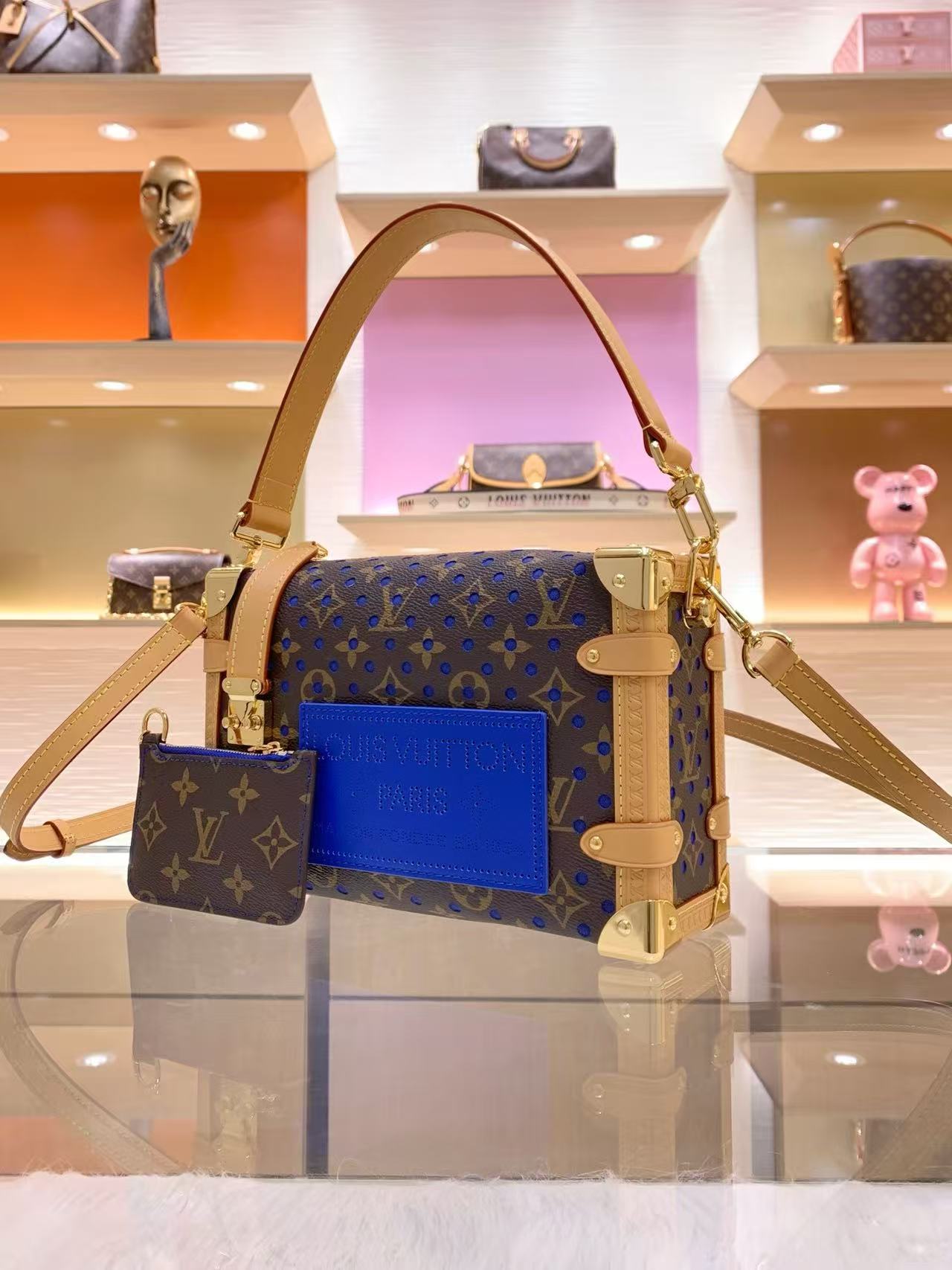 This iconic Side Trunk medium-sized handbag