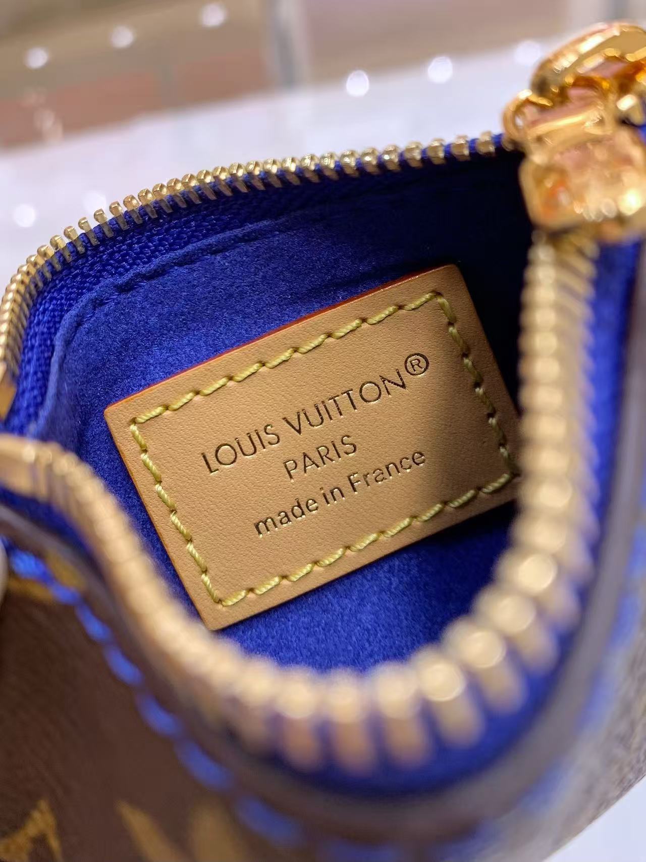 This iconic Side Trunk medium-sized handbag