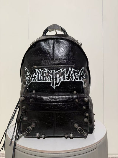 Graffiti rivet schoolbag