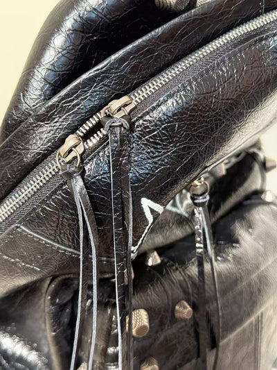 Graffiti rivet schoolbag