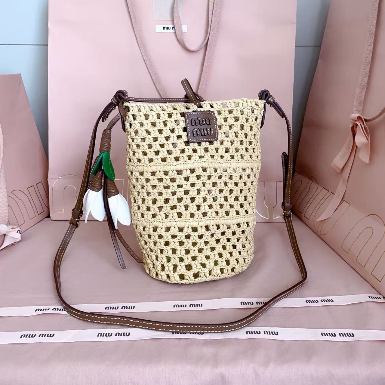 Miu summer pastoral holiday style, new woven hollow bucket bag