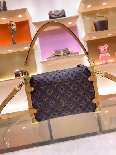 This iconic Side Trunk medium-sized handbag