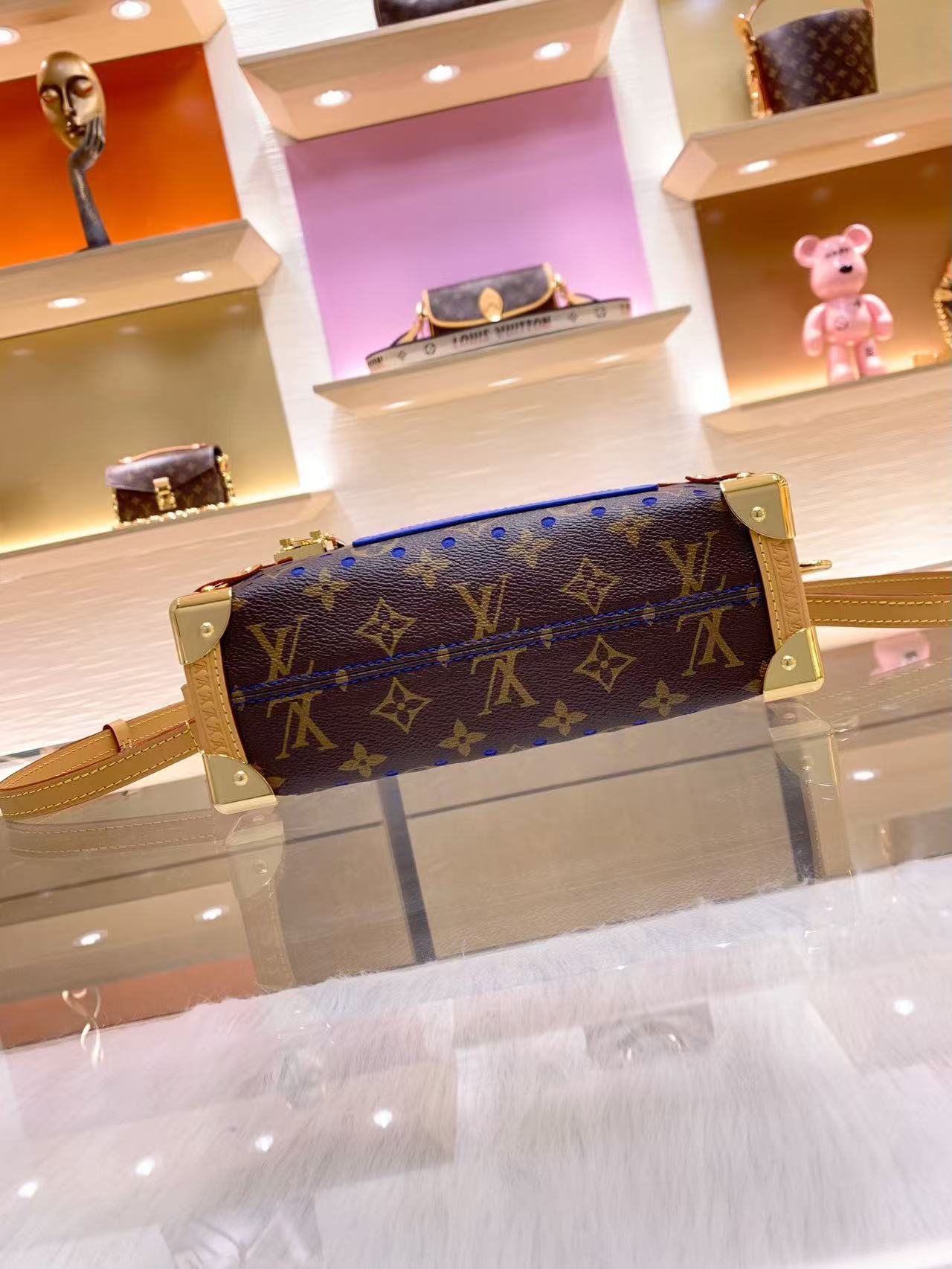 This iconic Side Trunk medium-sized handbag