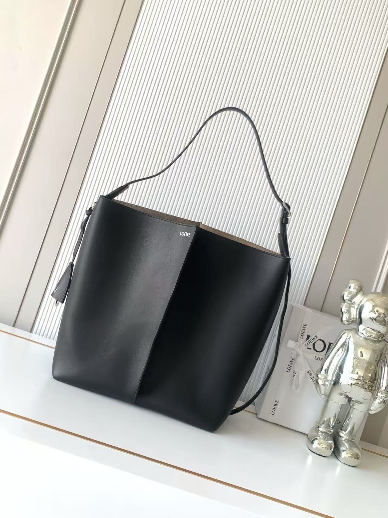 Large smooth cow leather Bilbao bucket handbag
