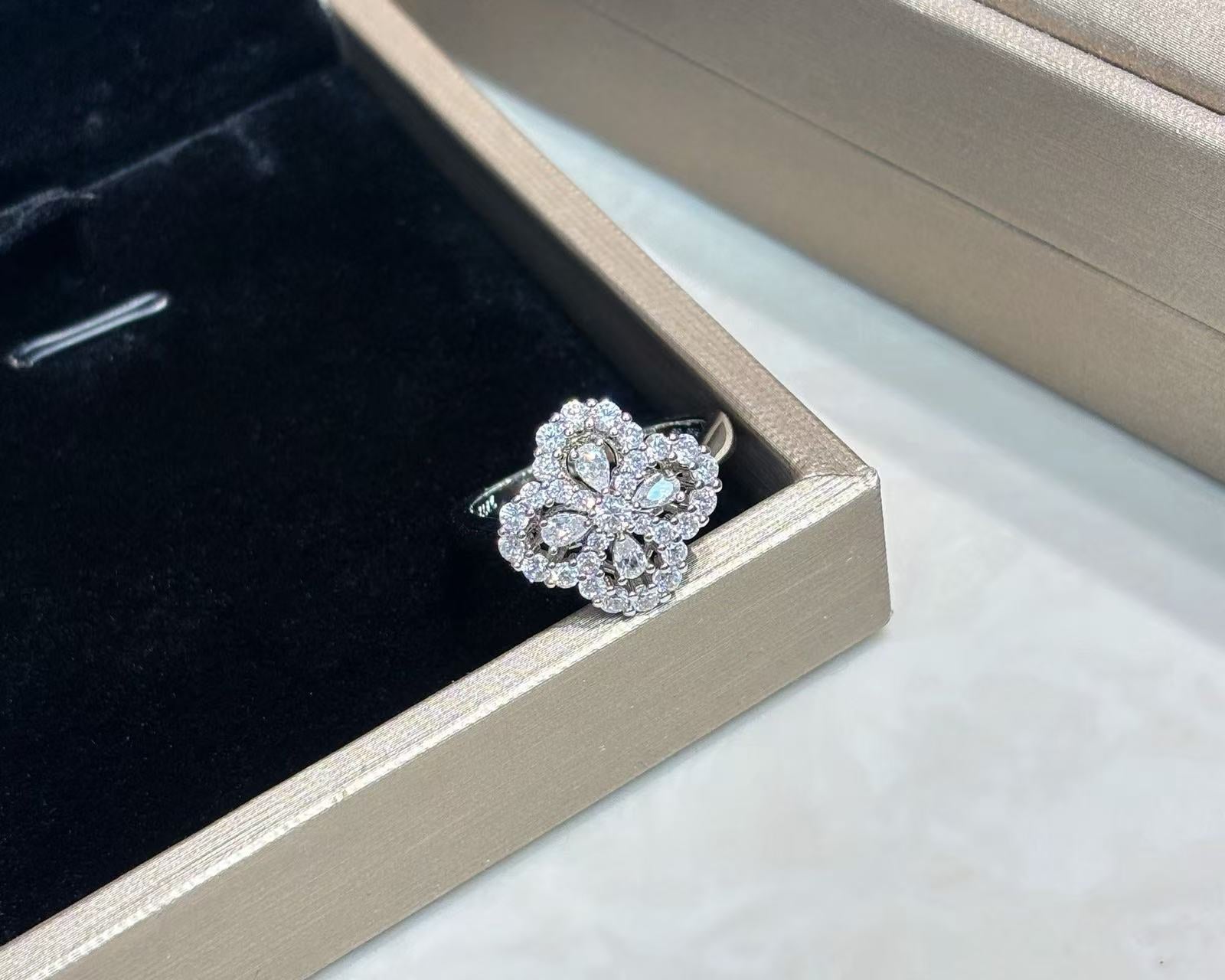 Harr*y Winsto*n Harry Winston Loop Clover Ring