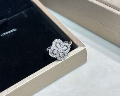 Harr*y Winsto*n Harry Winston Loop Clover Ring