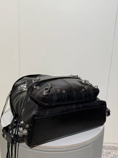 Graffiti rivet schoolbag