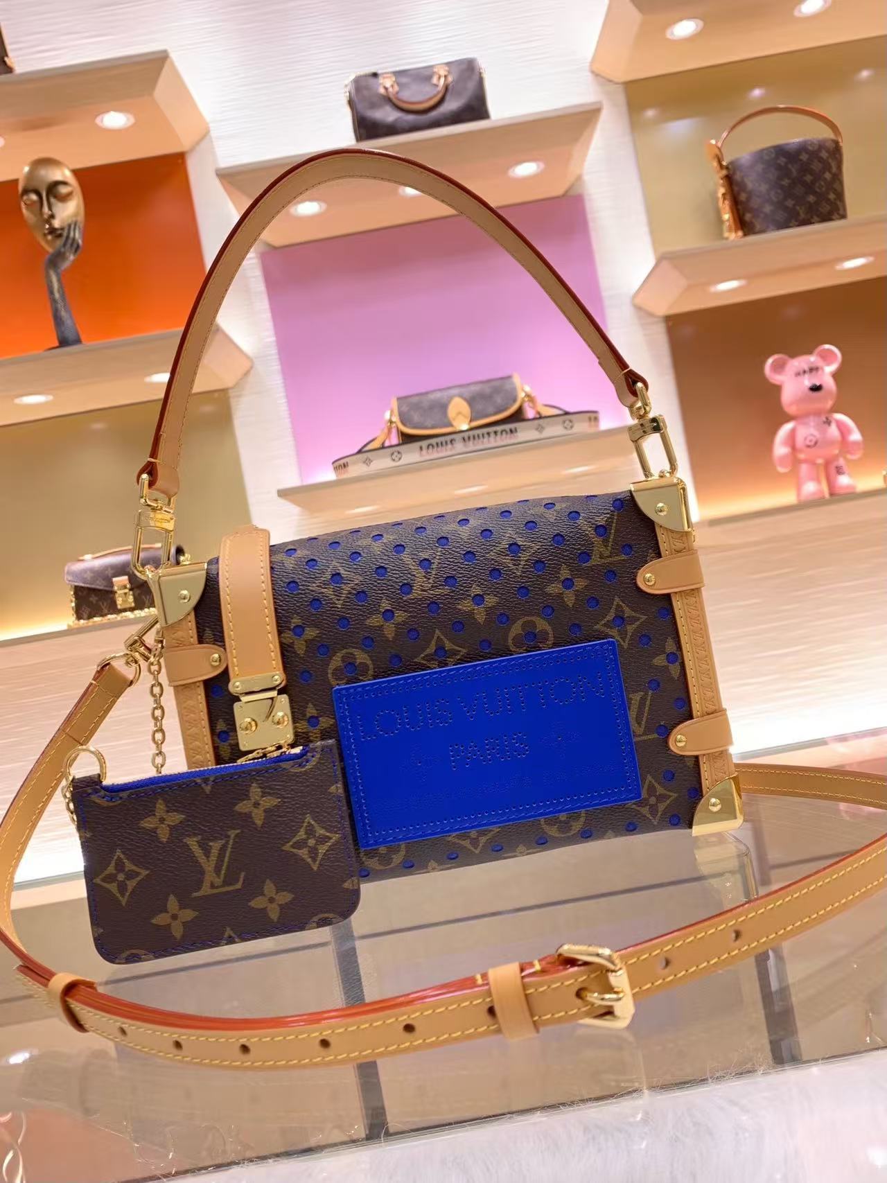 This iconic Side Trunk medium-sized handbag