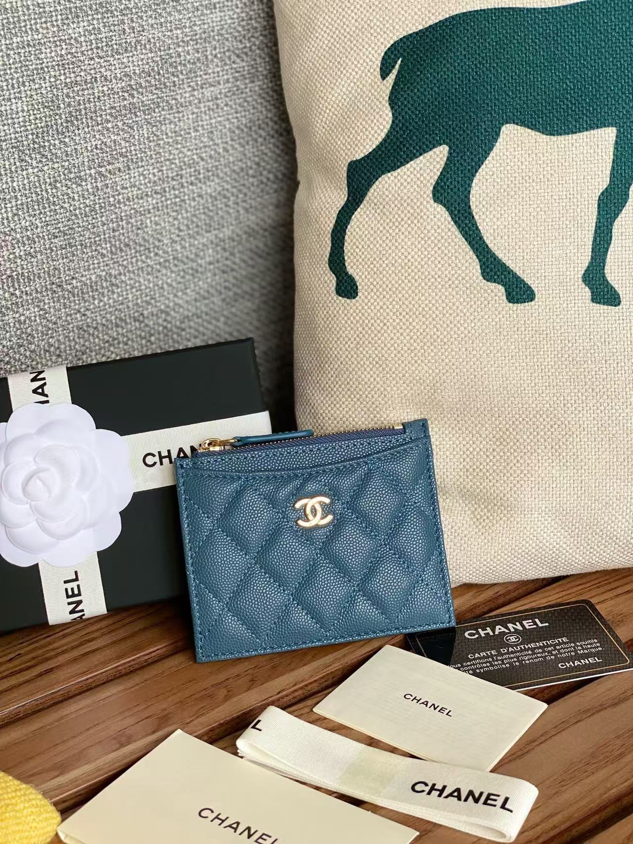 Single pull card bag