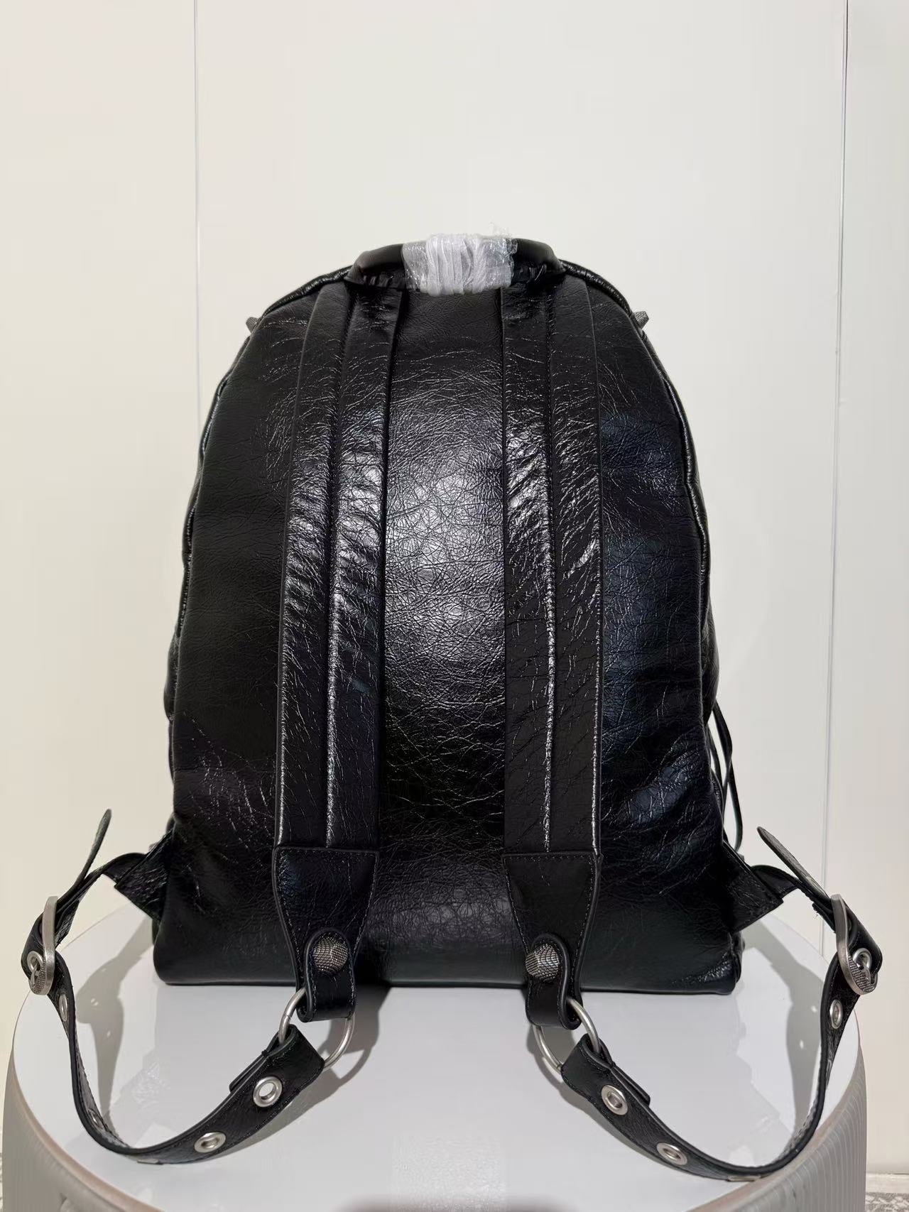 Graffiti rivet schoolbag
