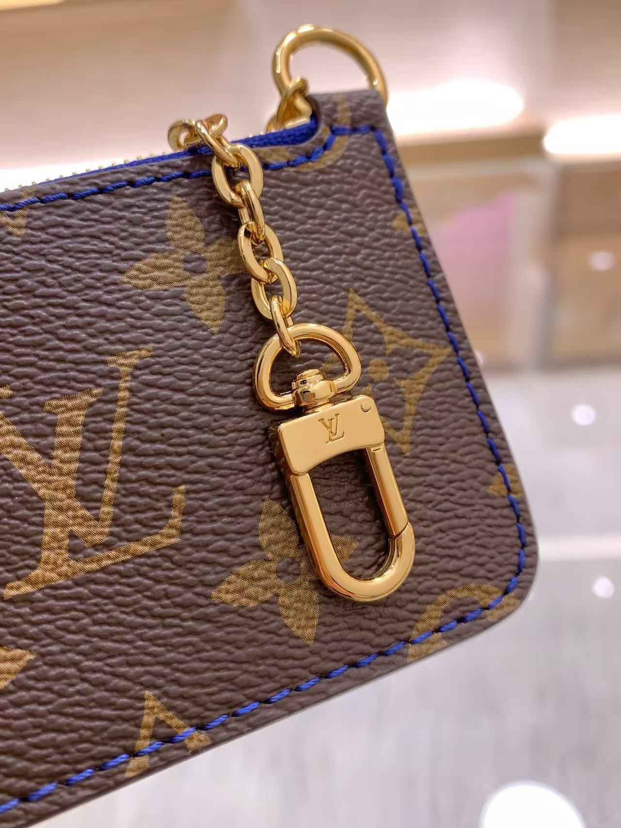 This iconic Side Trunk medium-sized handbag