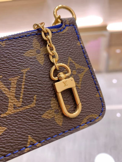 This iconic Side Trunk medium-sized handbag