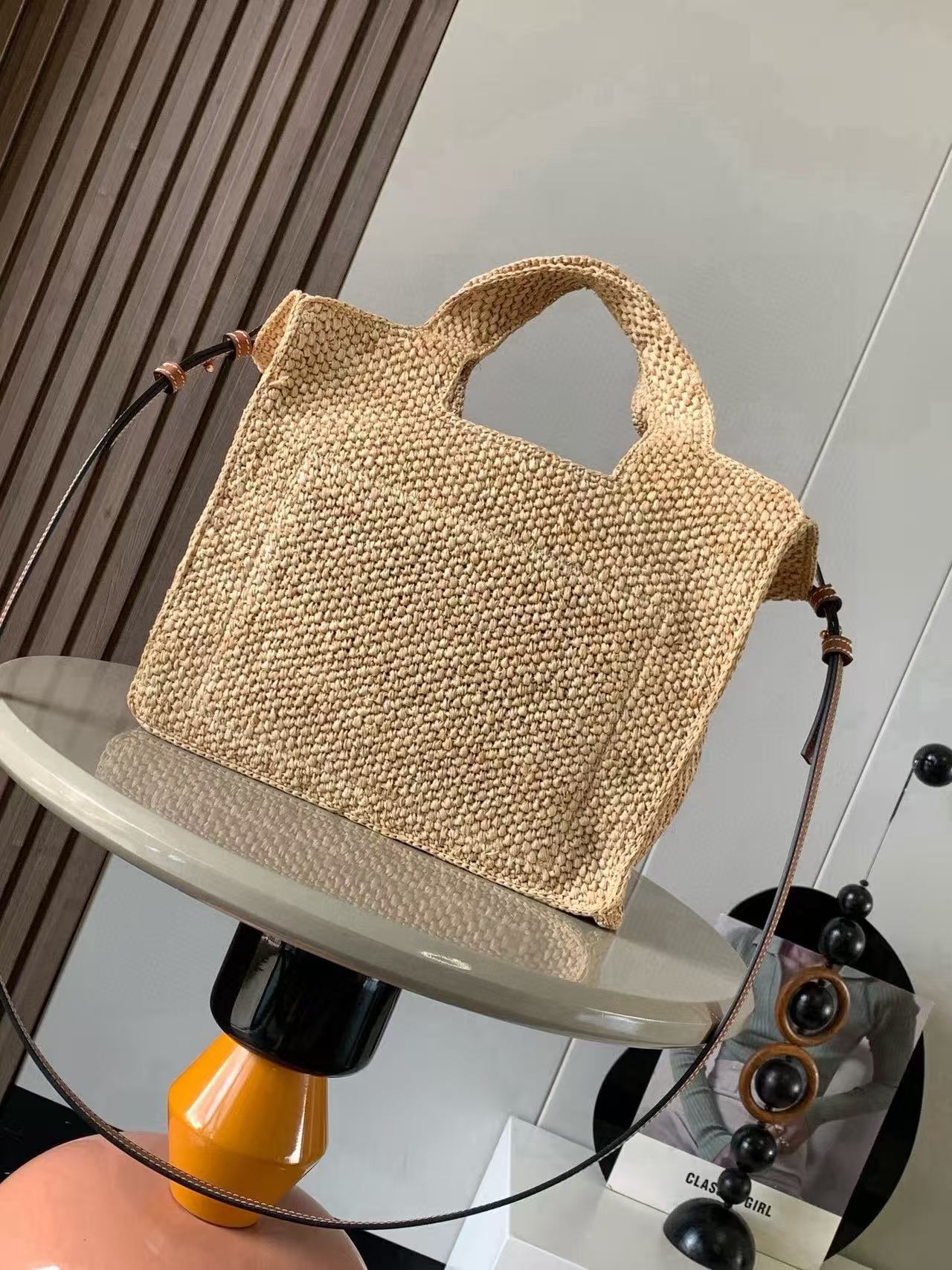 WE Font Tote handbag