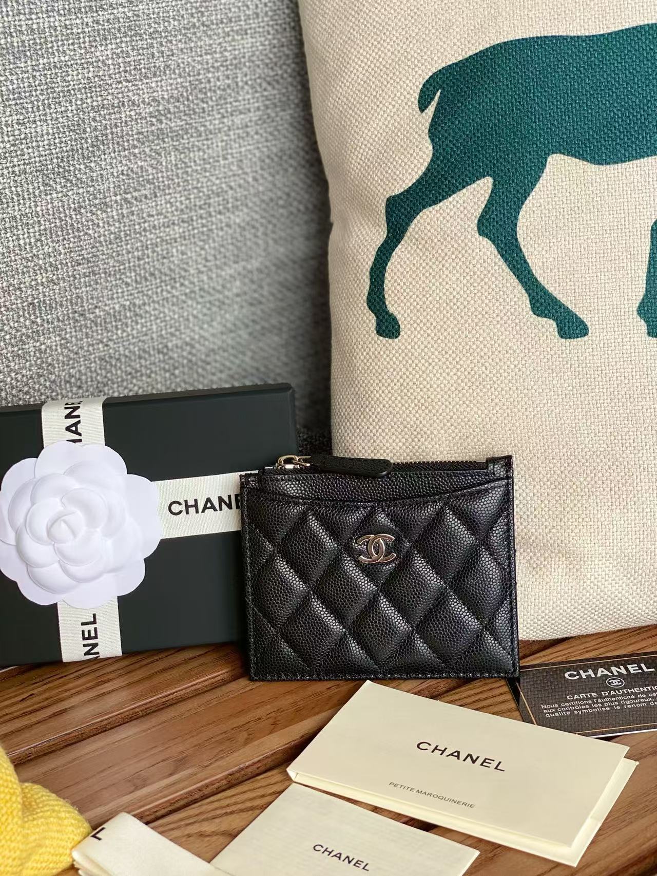 Single pull card bag