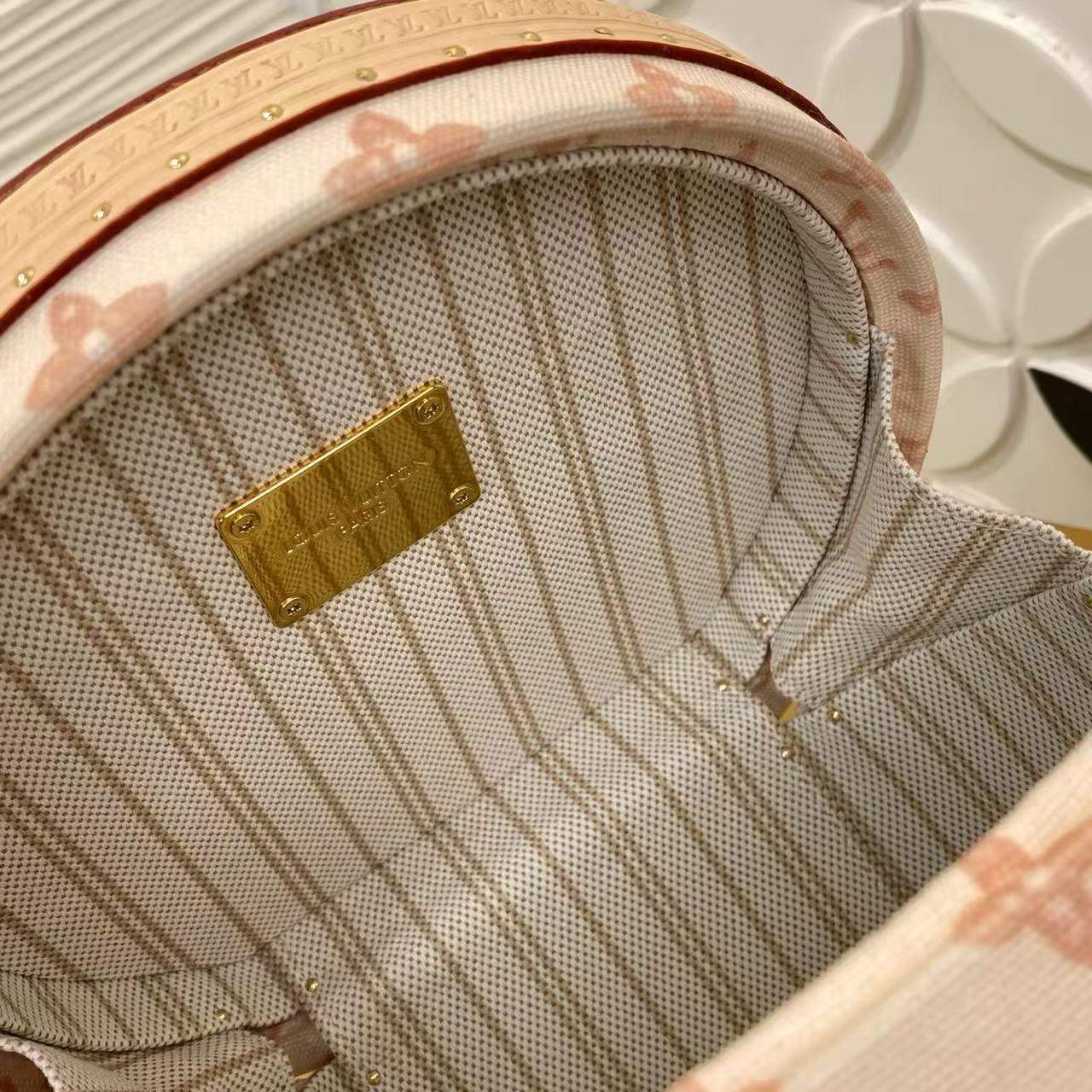 &nbsp;This Boîte Chapeau PM