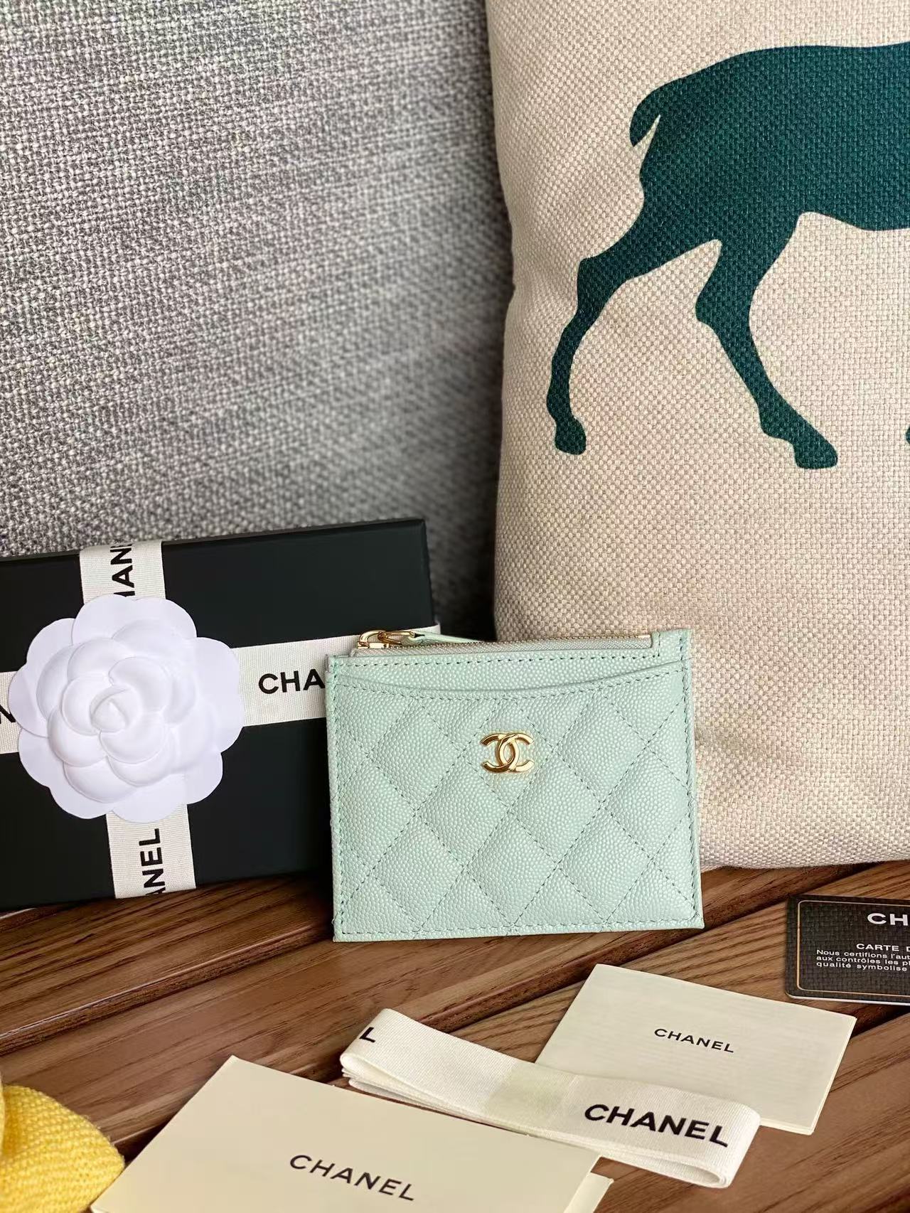 Single pull card bag