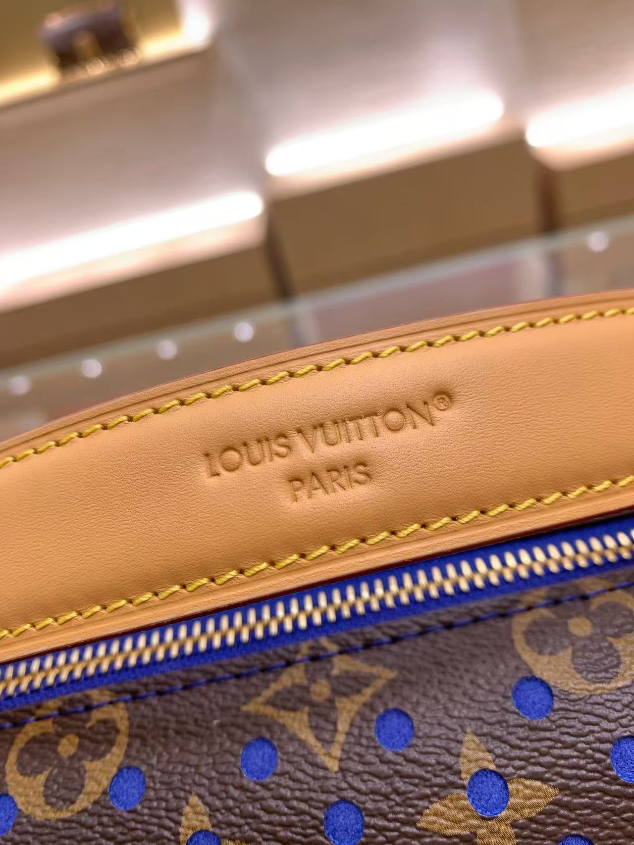 This iconic Side Trunk medium-sized handbag