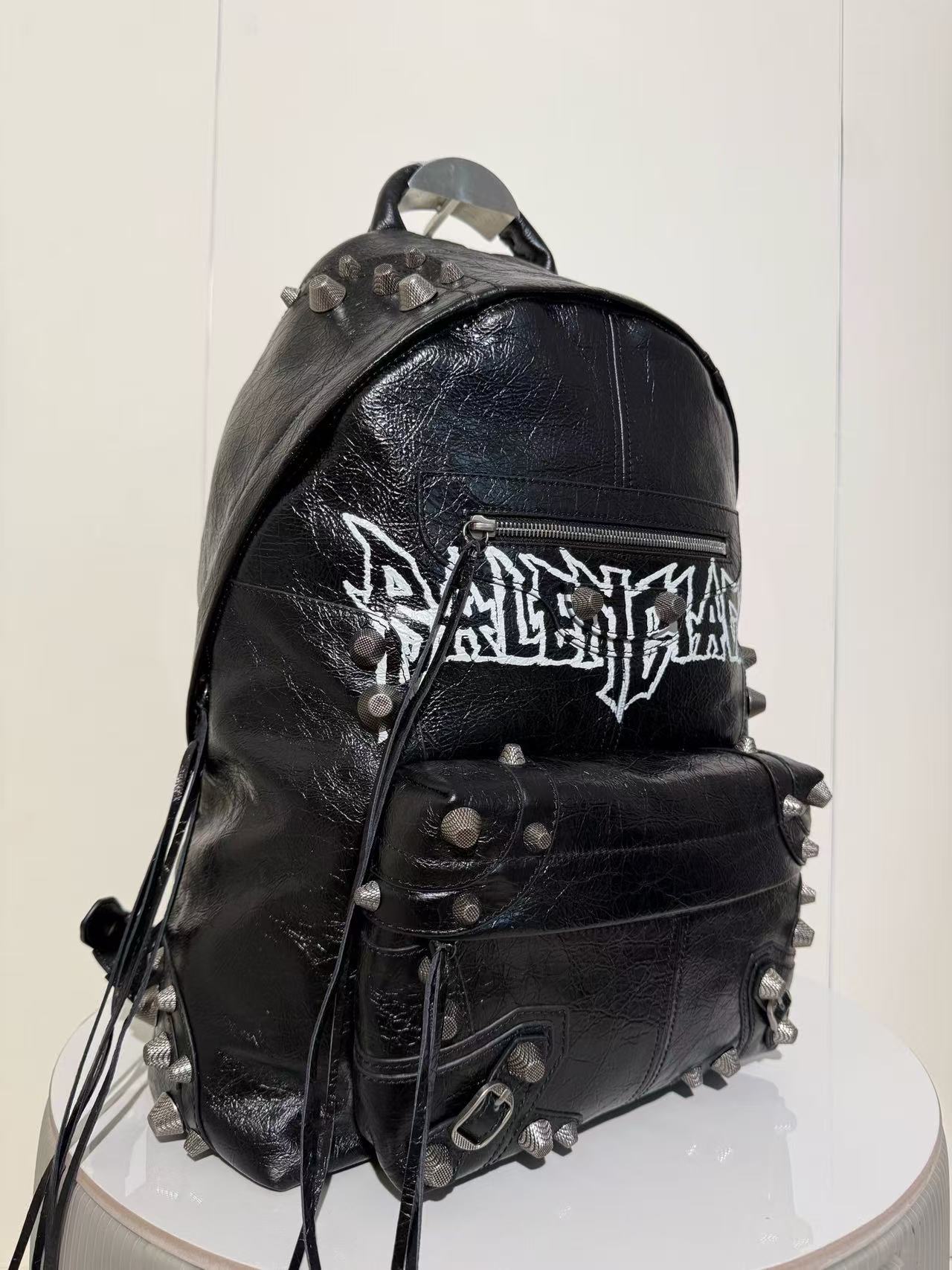 Graffiti rivet schoolbag