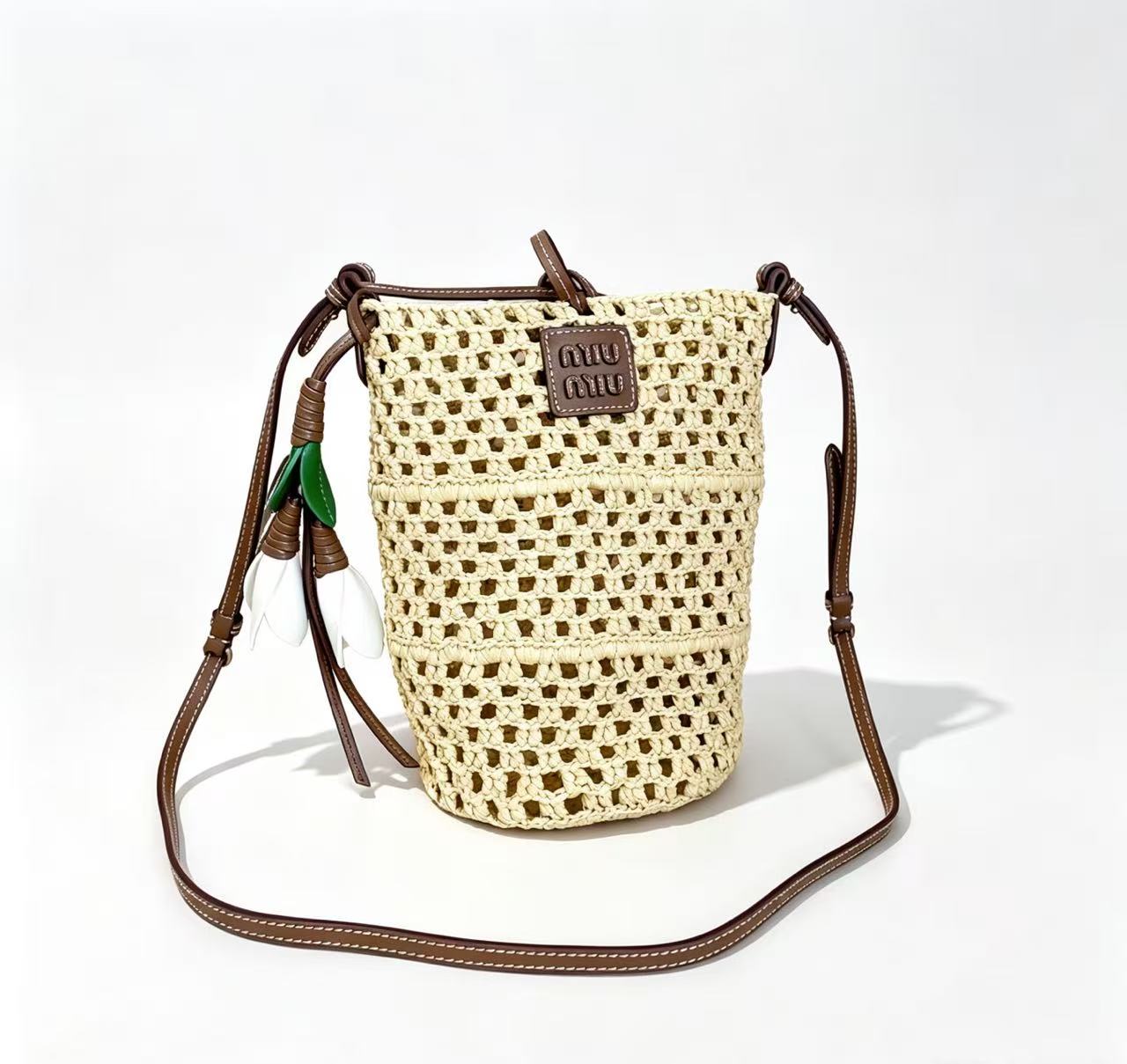 Miu summer pastoral holiday style, new woven hollow bucket bag
