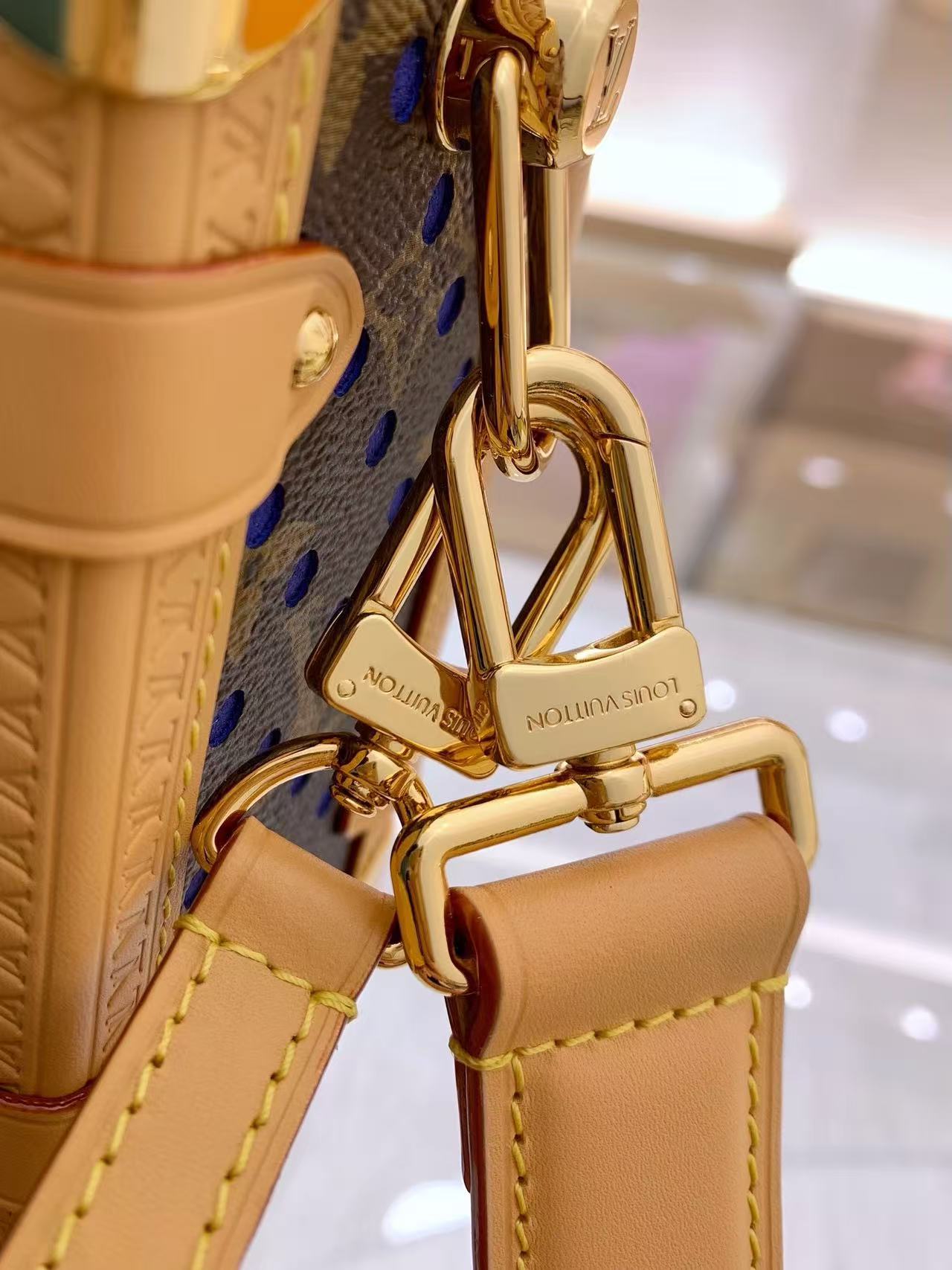 This iconic Side Trunk medium-sized handbag