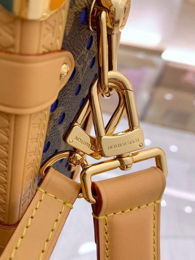 This iconic Side Trunk medium-sized handbag