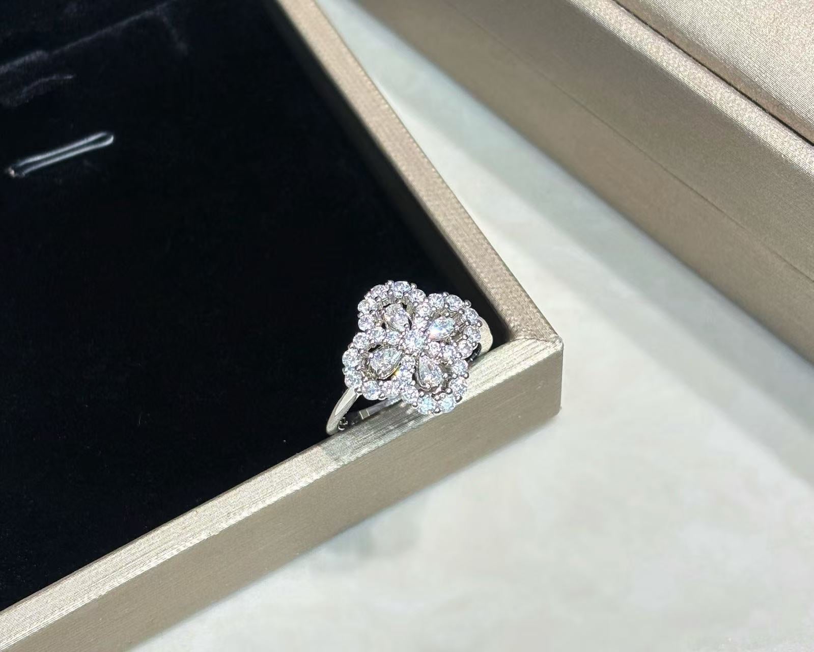 Harr*y Winsto*n Harry Winston Loop Clover Ring