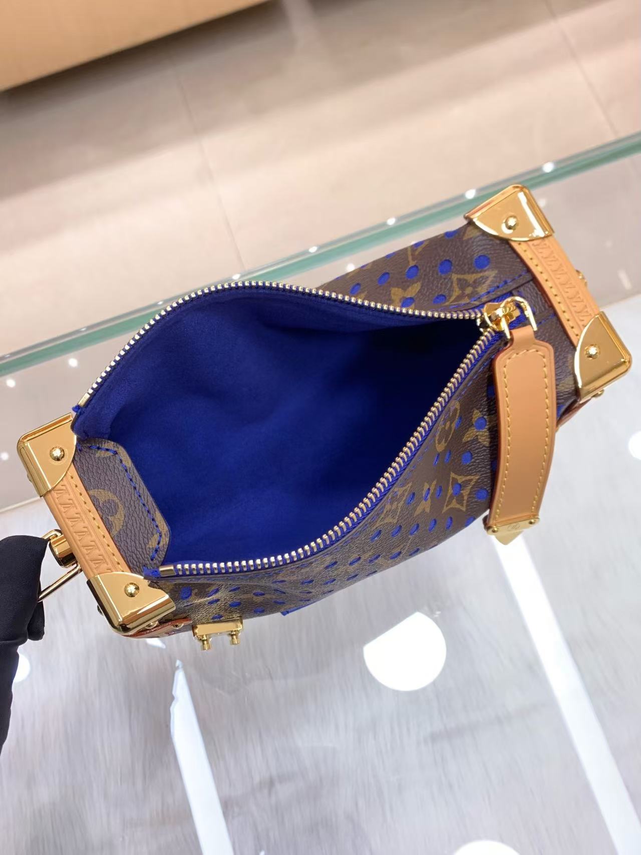 This iconic Side Trunk medium-sized handbag