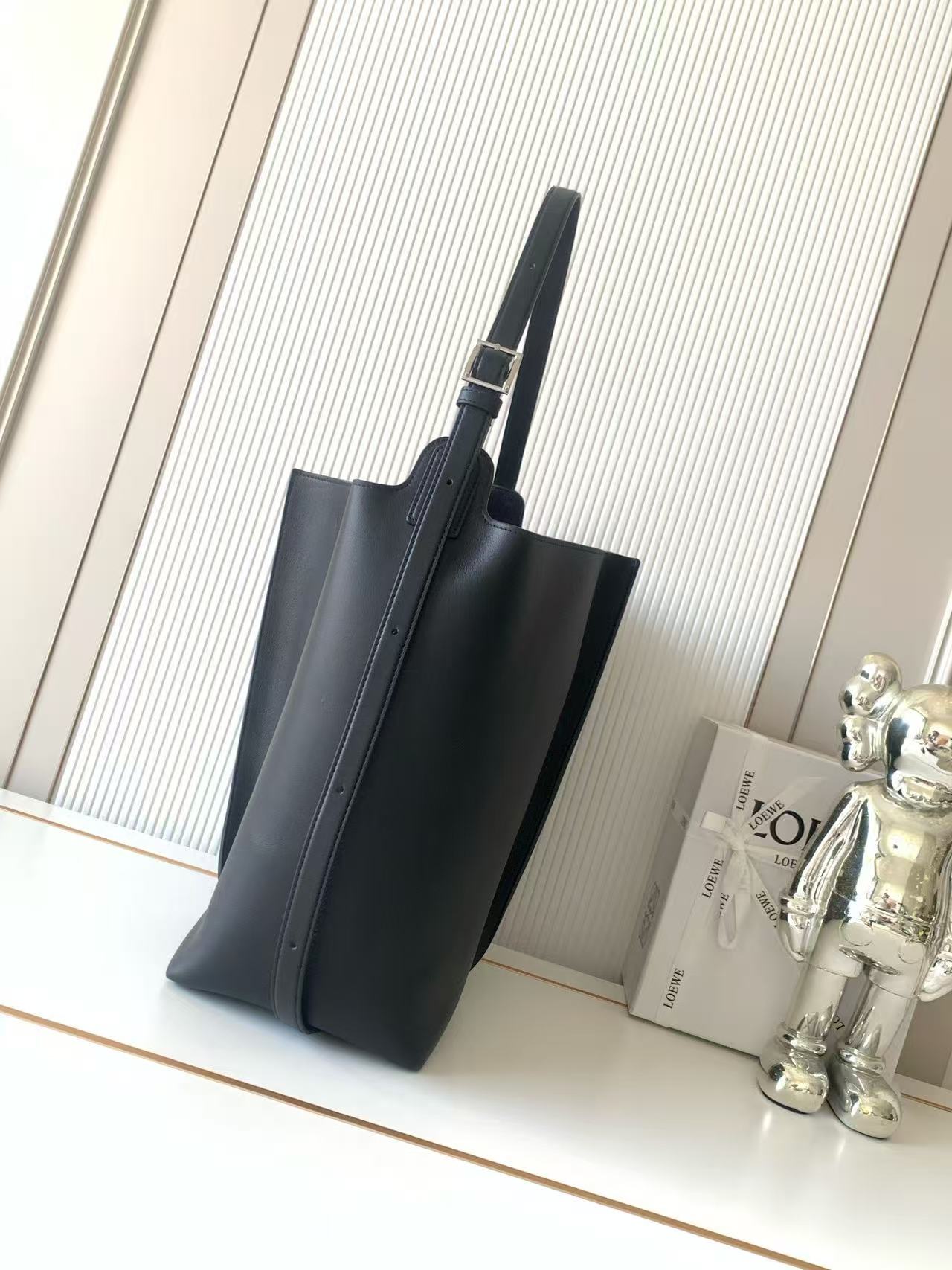 Large smooth cow leather Bilbao bucket handbag
