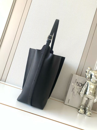 Large smooth cow leather Bilbao bucket handbag