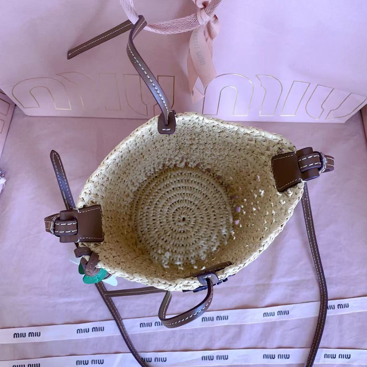 Miu summer pastoral holiday style, new woven hollow bucket bag