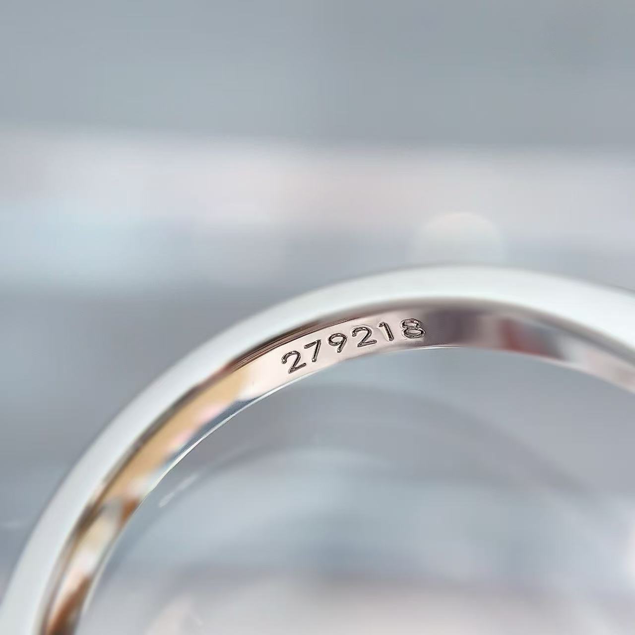 Harr*y Winsto*n Harry Winston Loop Clover Ring