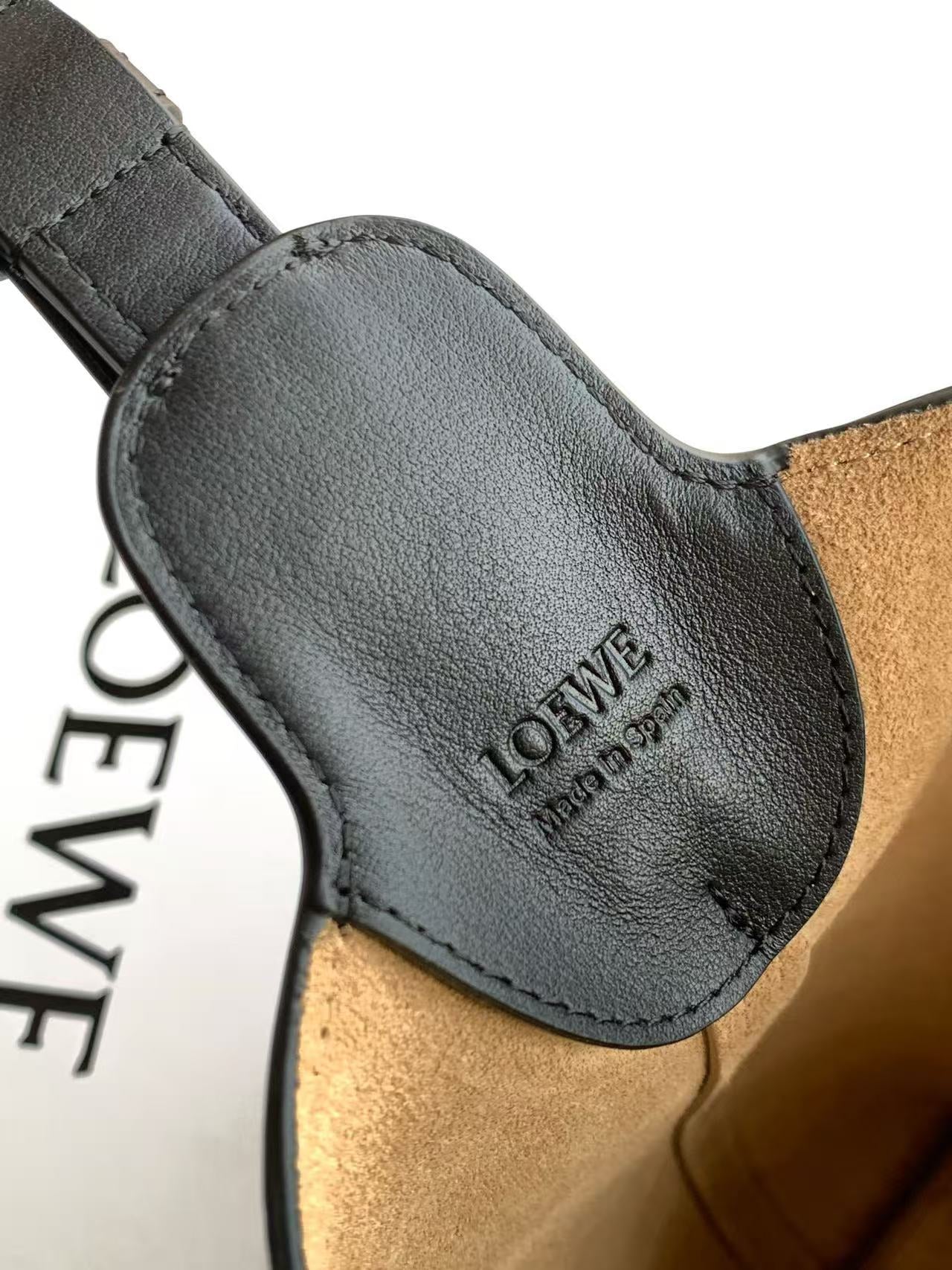 Large smooth cow leather Bilbao bucket handbag
