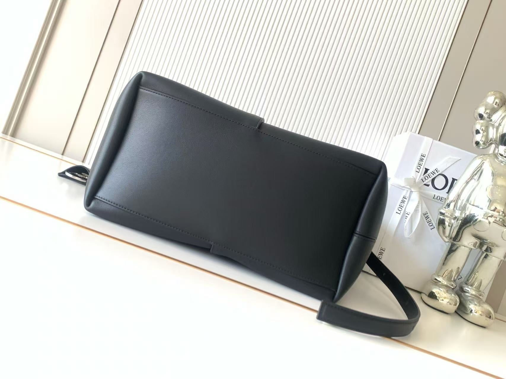 Large smooth cow leather Bilbao bucket handbag