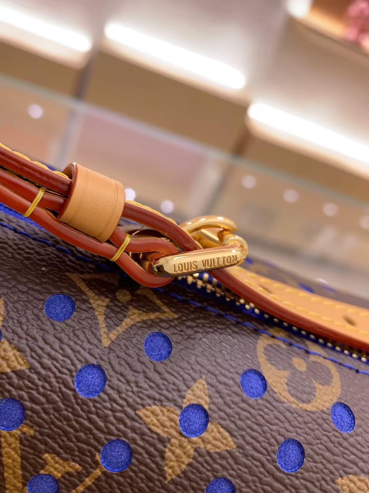 This iconic Side Trunk medium-sized handbag