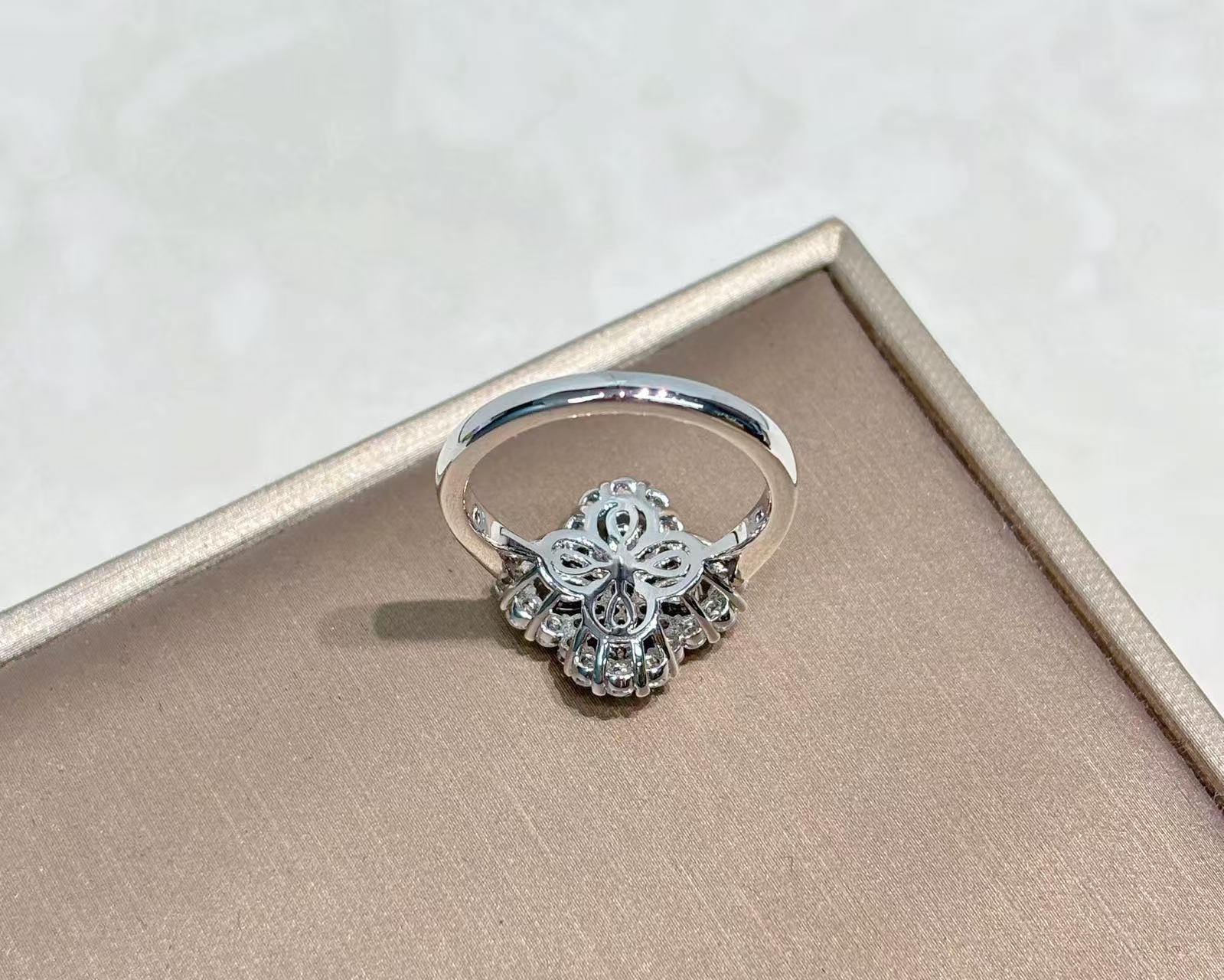 Harr*y Winsto*n Harry Winston Loop Clover Ring