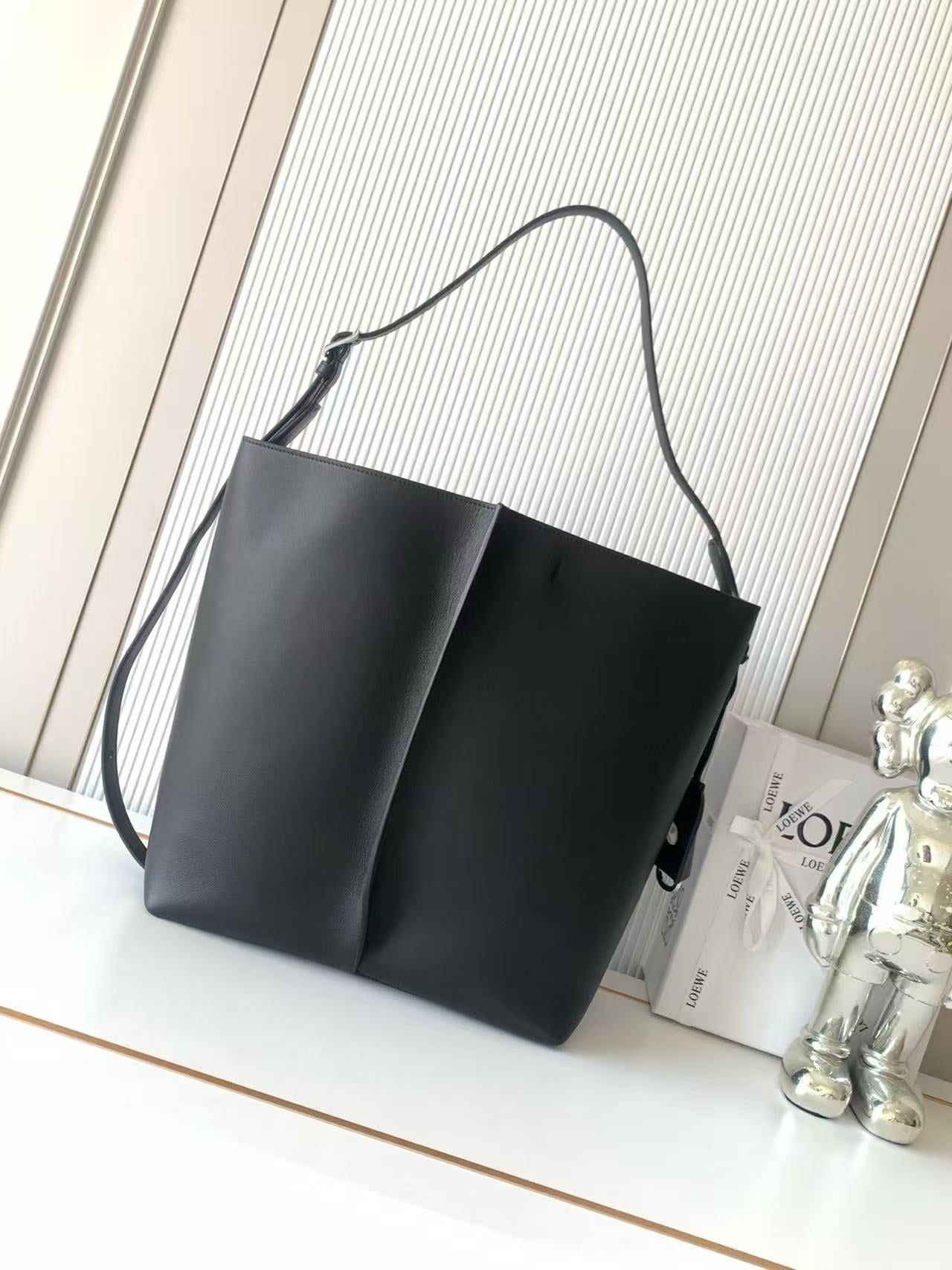 Large smooth cow leather Bilbao bucket handbag