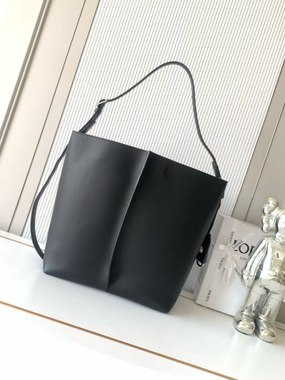 Large smooth cow leather Bilbao bucket handbag