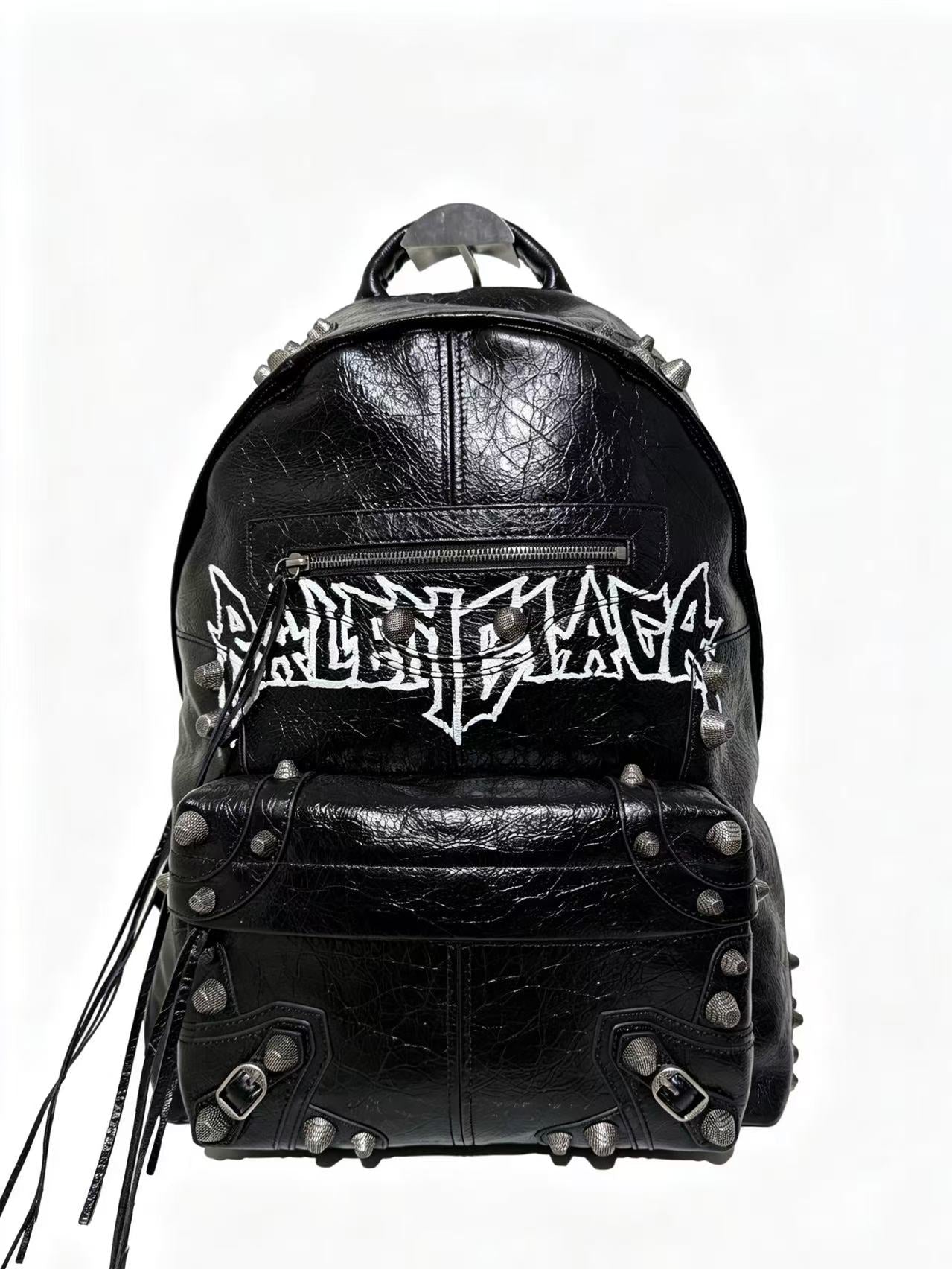 Graffiti rivet schoolbag
