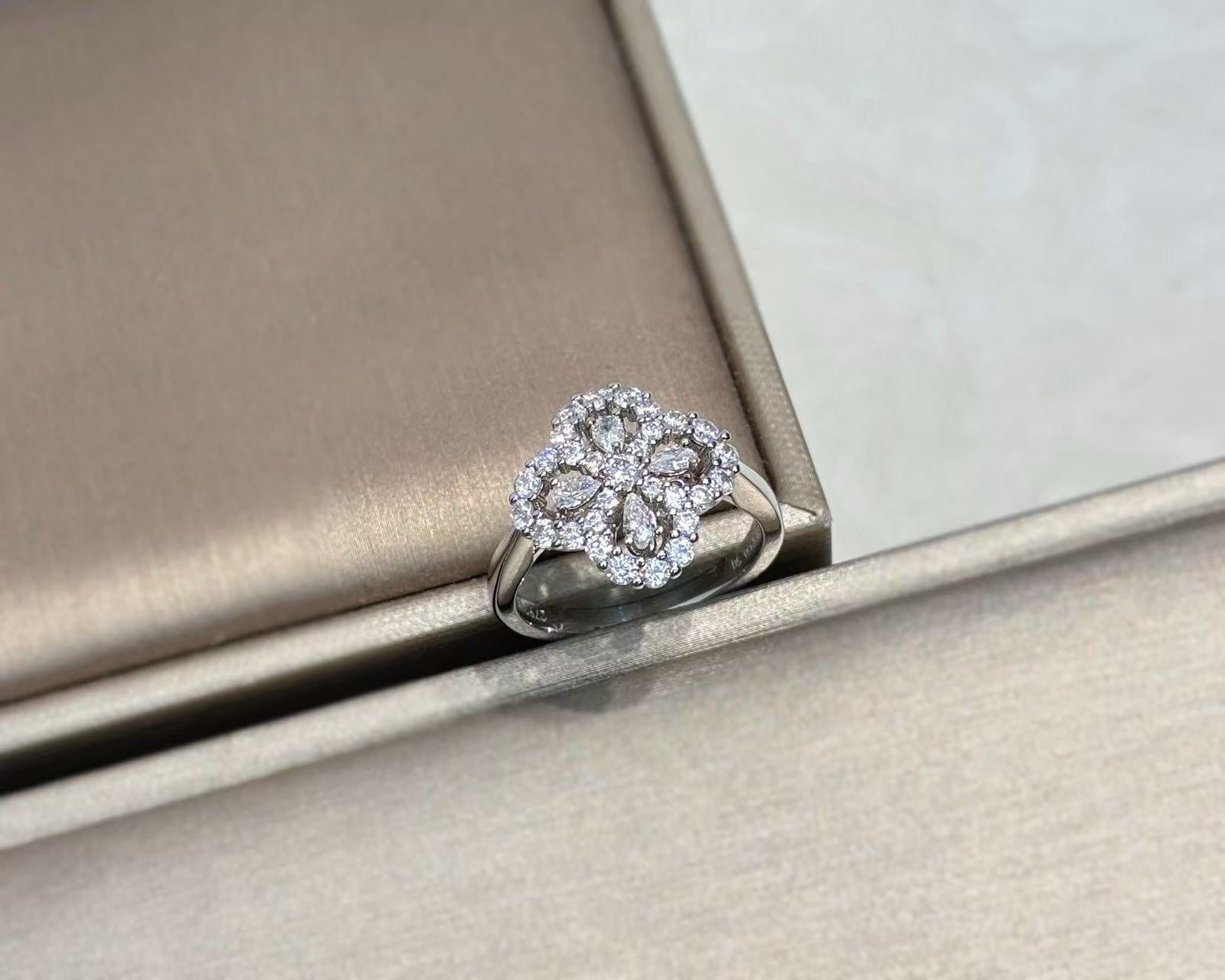Harr*y Winsto*n Harry Winston Loop Clover Ring