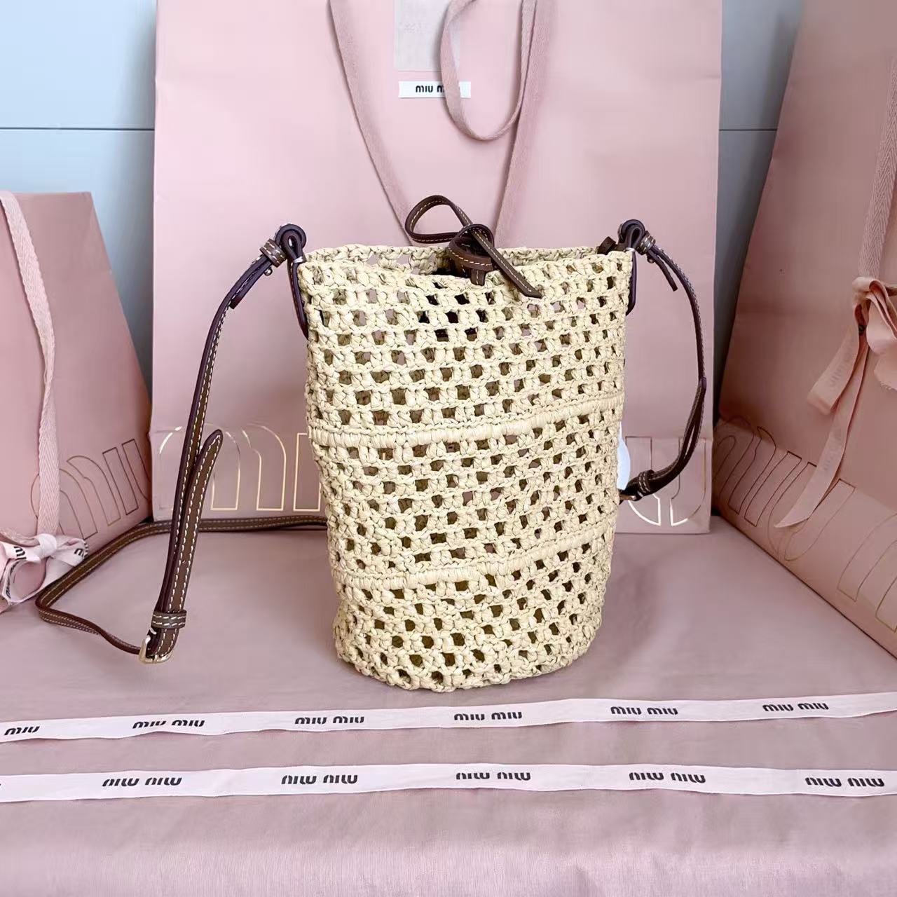 Miu summer pastoral holiday style, new woven hollow bucket bag