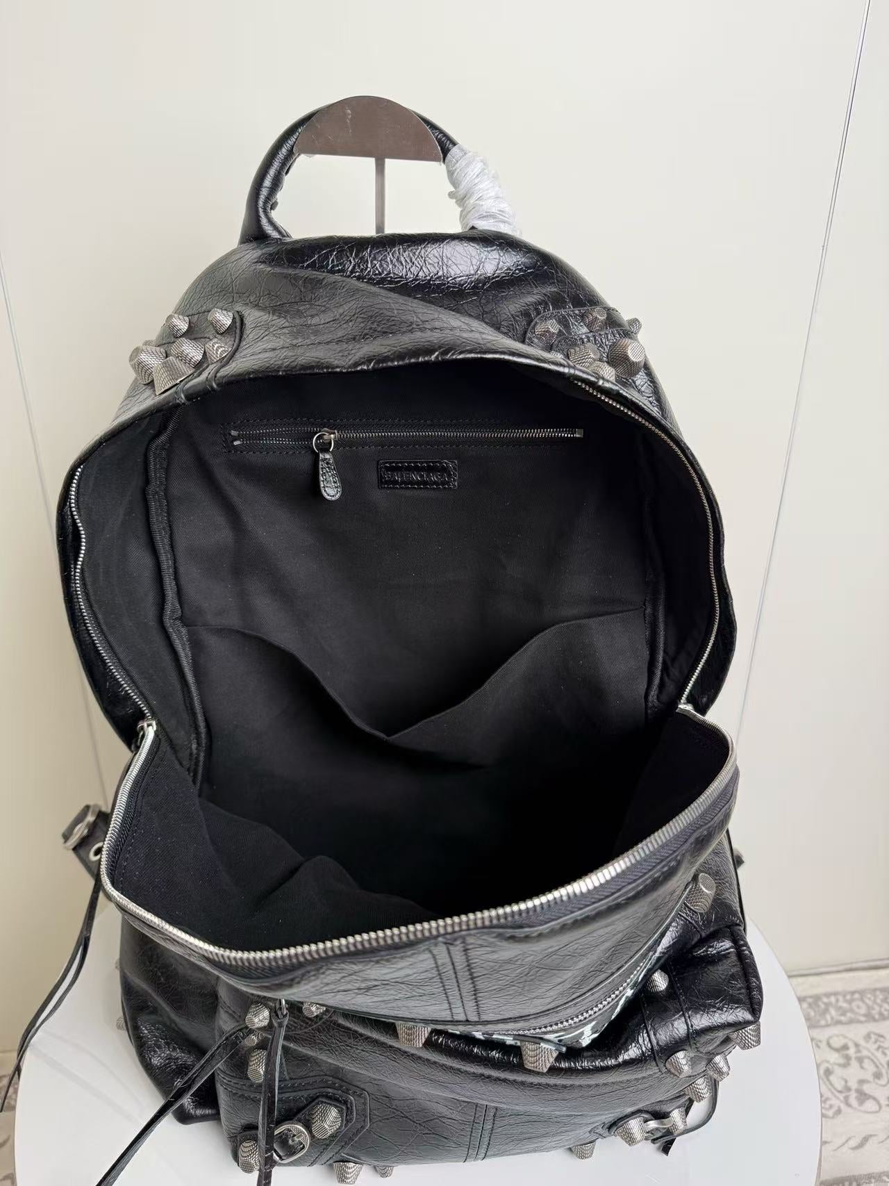 Graffiti rivet schoolbag