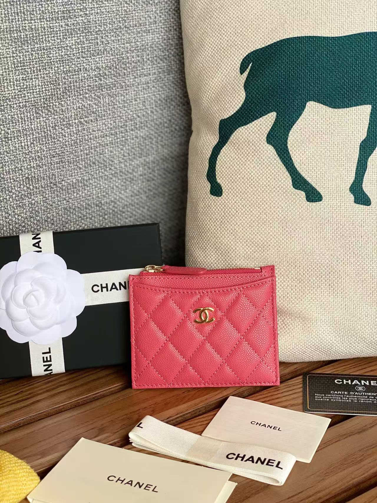 Single pull card bag