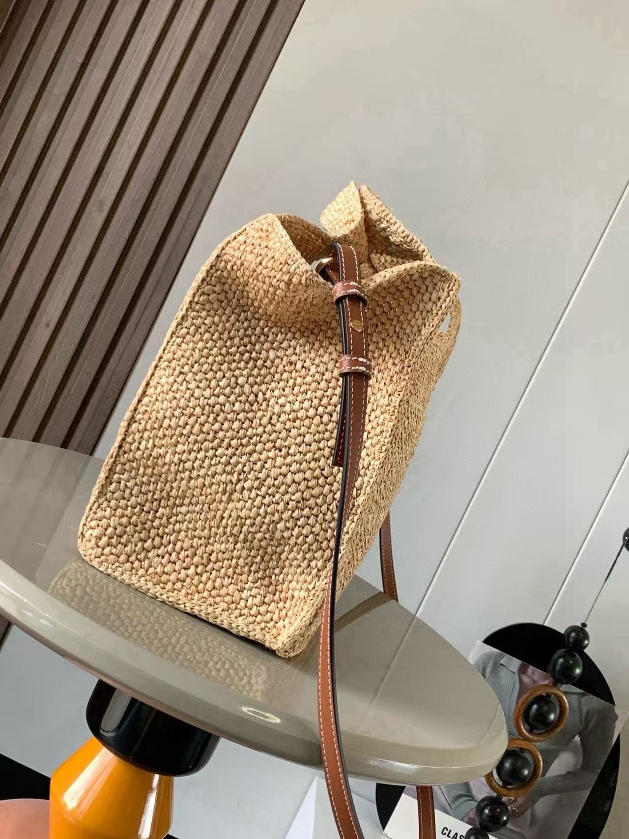 WE Font Tote handbag