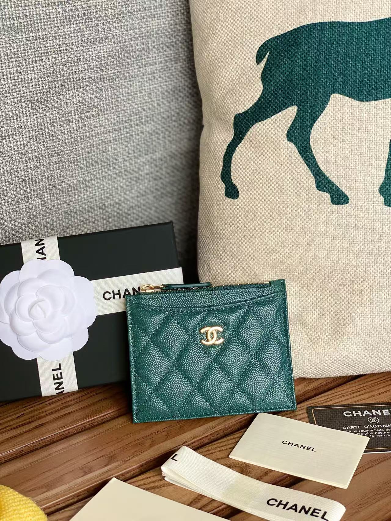 Single pull card bag